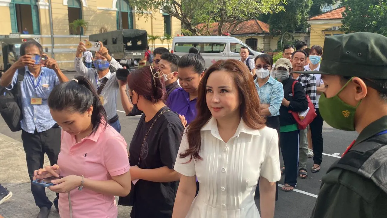 vy-oanh-lo-dien-khac-la-tai-phien-toa-xet-xu-ba-nguyen-phuong-hang-9