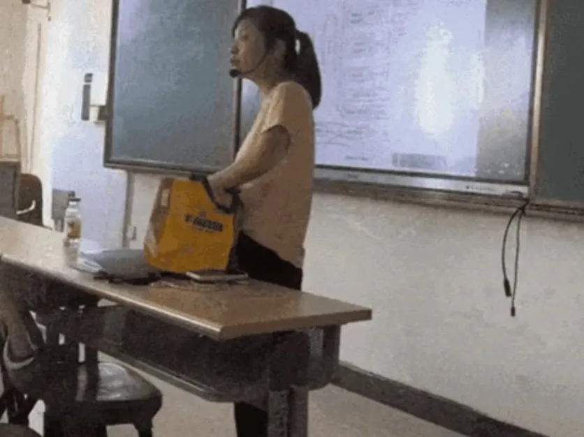 co-giao-bi-quay-len-canh-uong-nuoc-ai-xem-xong-cung-ngo-ngang-hien-gio-con-nguoi-nhu-vay-sao-2