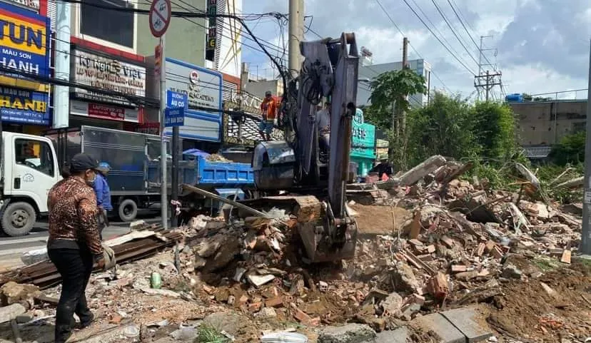 vi-sao-can-nha-4-mat-tien-nam-sung-sung-giua-trung-tam-tphcm-suot-10-nam-nay-da-bi-thao-do-3