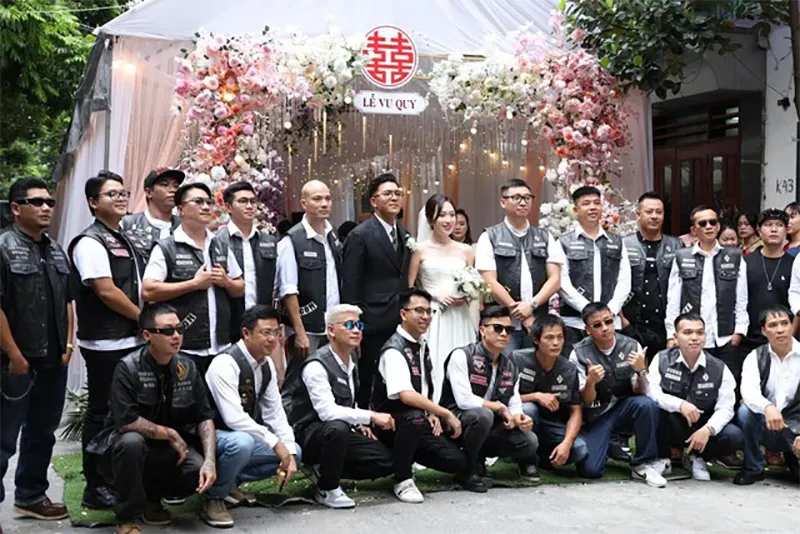 doc-la-doan-ruoc-dau-bang-mo-to-hoanh-trang-o-ha-noi-danh-tinh-co-dau-chu-re-ai-cung-hu-hon-7