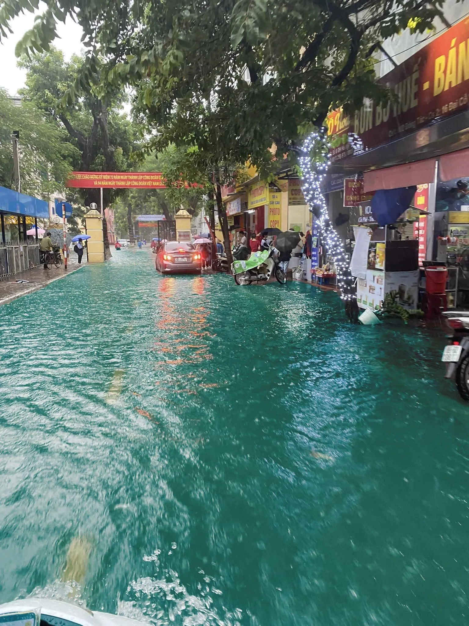 ha-noi-mua-lon-xoi-xa-hoc-sinh-thi-nhau-boi-loi-trong-san-truong-2