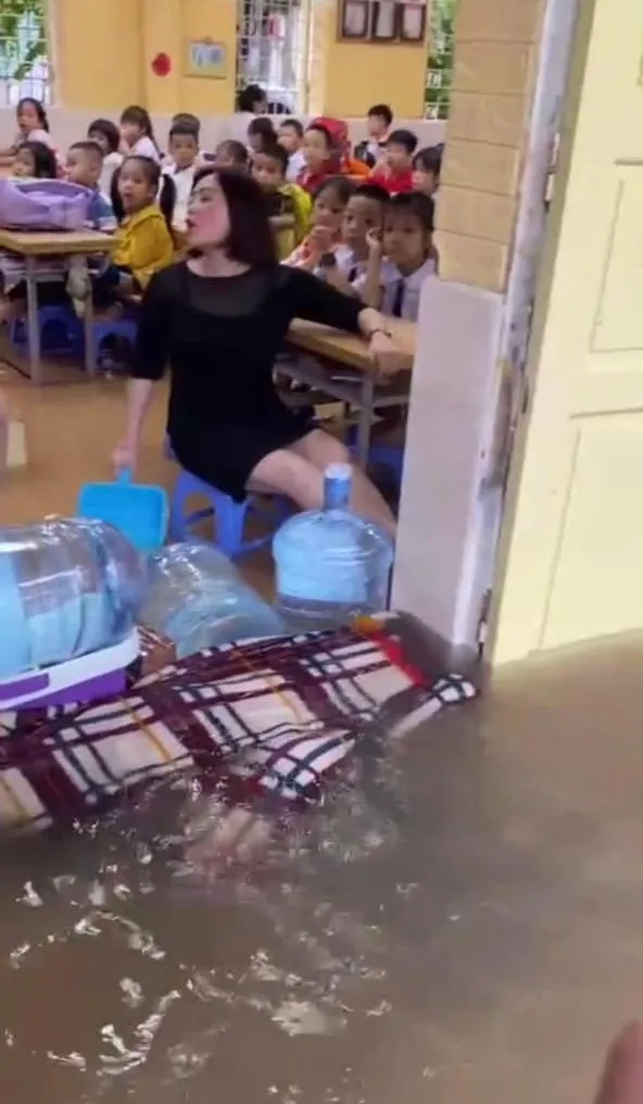 ha-noi-mua-lon-xoi-xa-hoc-sinh-thi-nhau-boi-loi-trong-san-truong-3