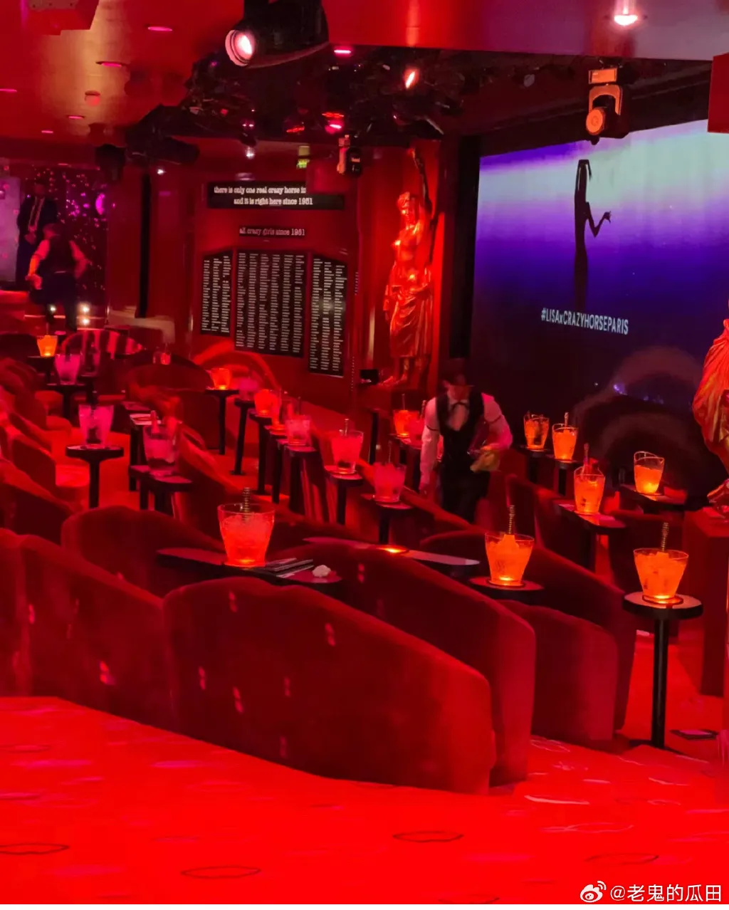 can-canh-lisa-blackpink-trong-buoi-dien-dau-tien-o-quan-ruou-thoat-y-2