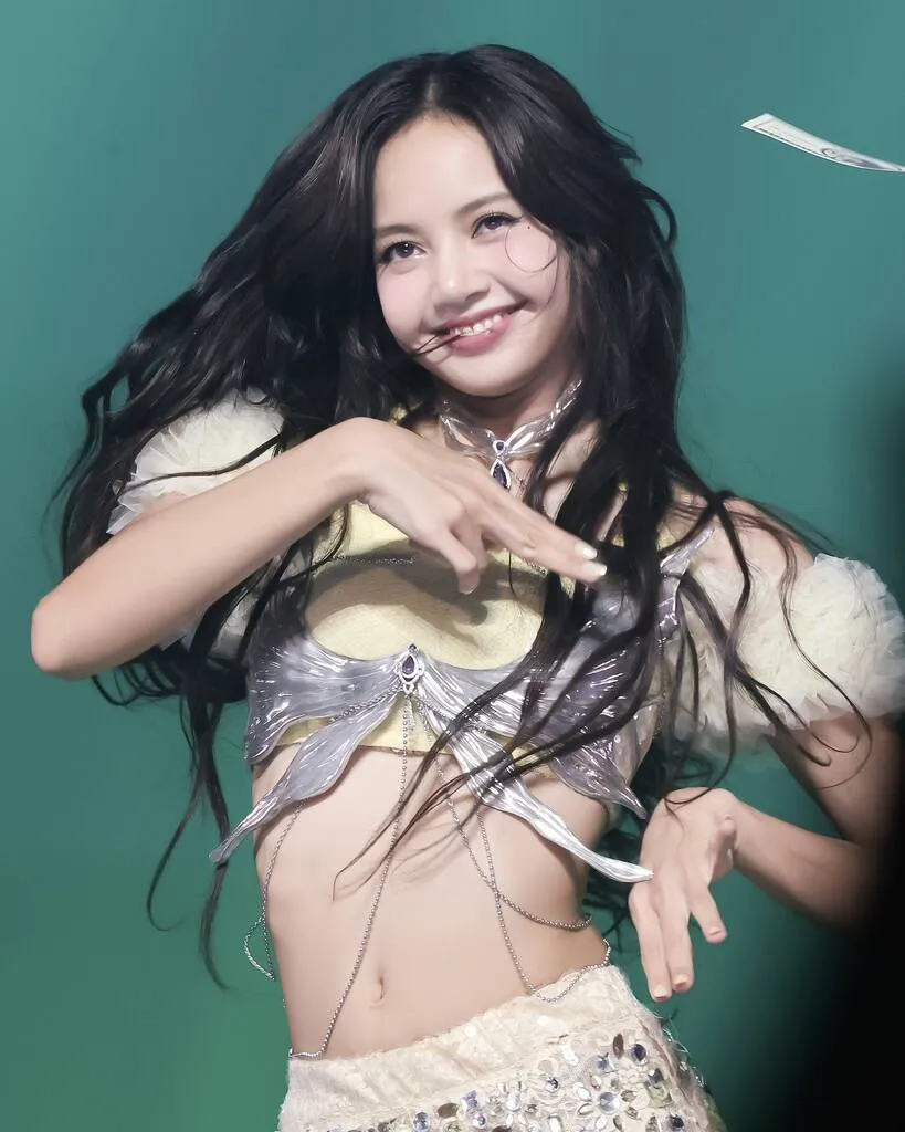 can-canh-lisa-blackpink-trong-buoi-dien-dau-tien-o-quan-ruou-thoat-y-3