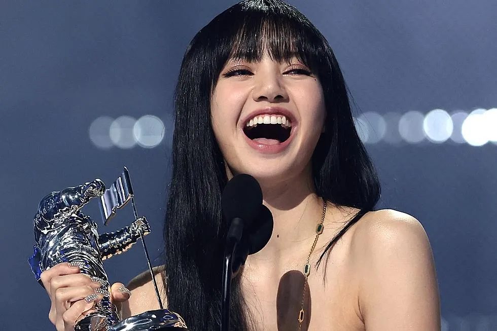 can-canh-lisa-blackpink-trong-buoi-dien-dau-tien-o-quan-ruou-thoat-y-4