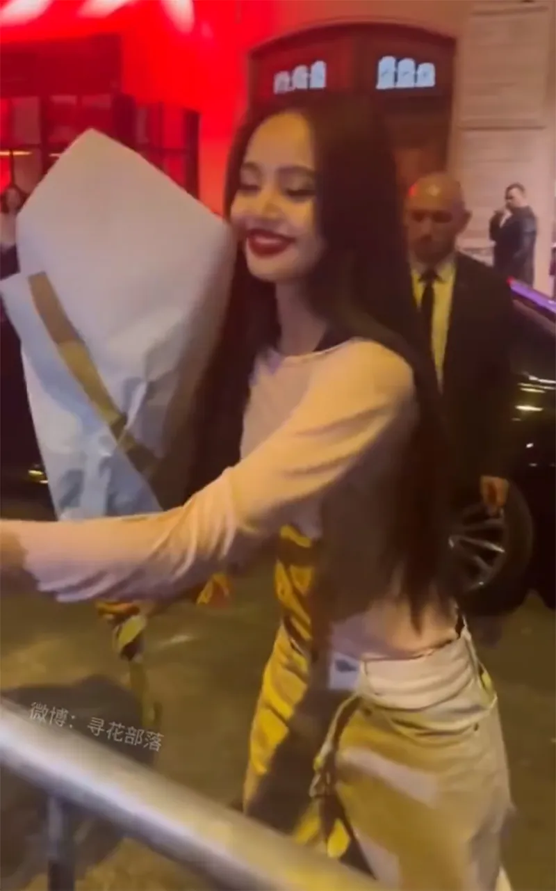 can-canh-lisa-blackpink-trong-buoi-dien-dau-tien-o-quan-ruou-thoat-y-5