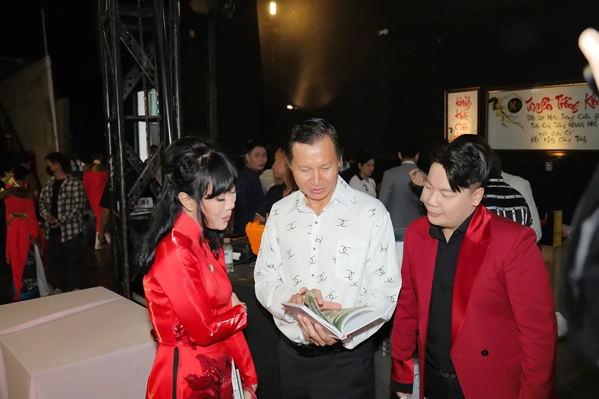 ĐẠO DIỄN - NSƯT VŨ THÀNH VINH & MC - NHÀ BÁO  TRÁC THÚY MIÊU & CA - NHẠC SĨ HAMLET TRƯƠNG