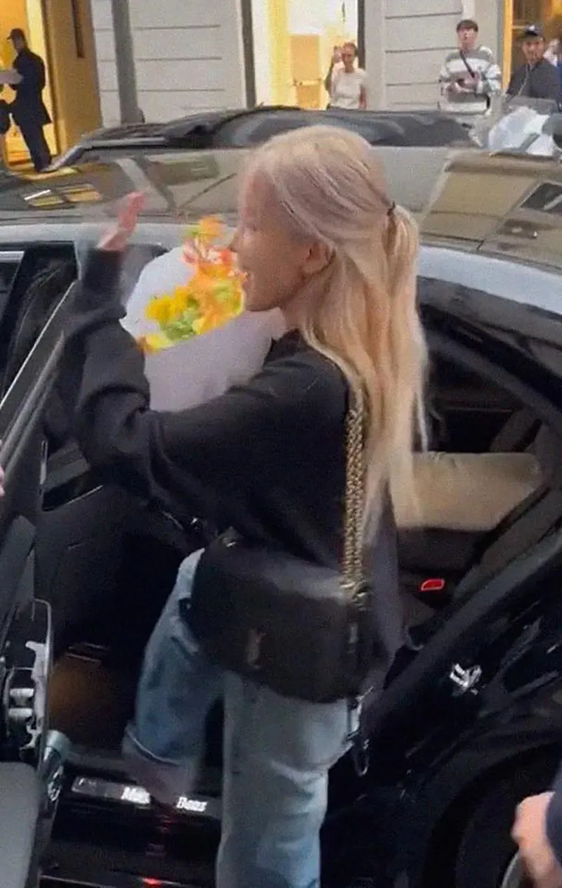 vach-tran-phan-ung-cua-cac-thanh-vien-blackpink-khi-xem-lisa-dien-tai-quan-ruou-thoat-y-5