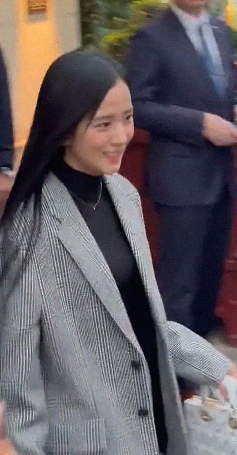 vach-tran-phan-ung-cua-cac-thanh-vien-blackpink-khi-xem-lisa-dien-tai-quan-ruou-thoat-y-6