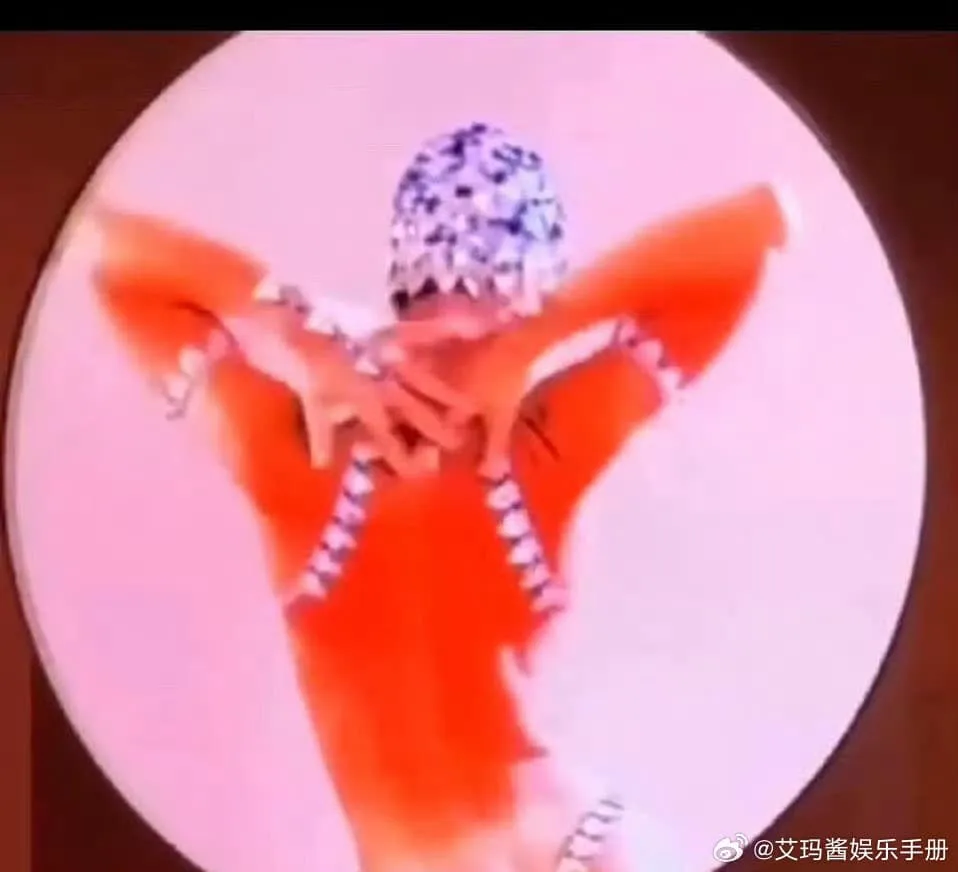 vi-sao-lisa-blackpink-chap-nhan-dien-o-buoi-tiec-nhay-cam-danh-cho-khach-vip-cua-cong-ty-ban-trai-9