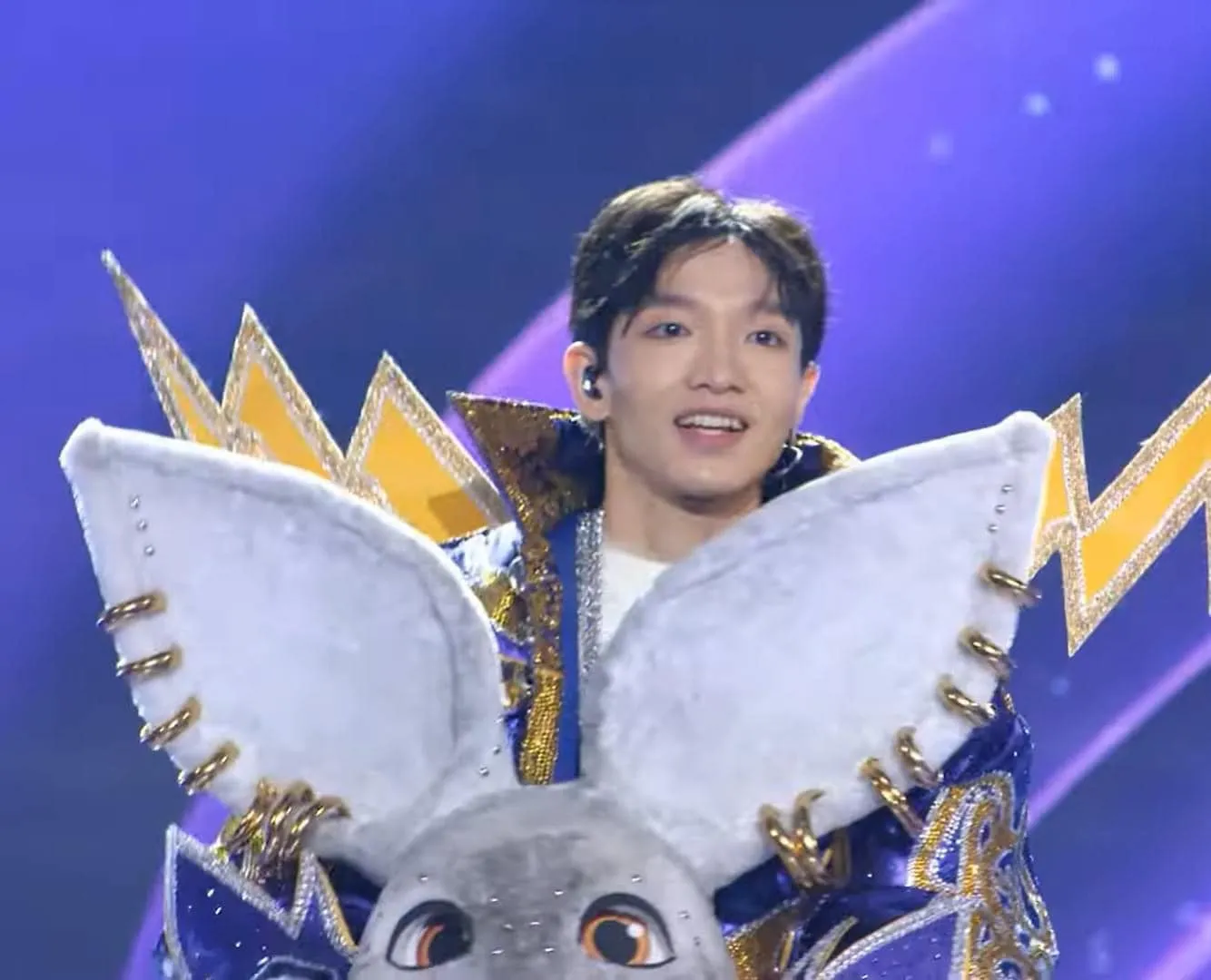 hoang-dung-bi-orange-boc-phot-lua-khi-lo-mat-la-tho-xo-khuyen-cua-ca-si-mat-na-3