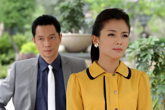 mua-lon-ngap-nha-nguoi-vo-bang-hoang-phat-hien-bau-vat-chong-cat-giu-duoi-gam-cau-thang-nhieu-nam-qua-1