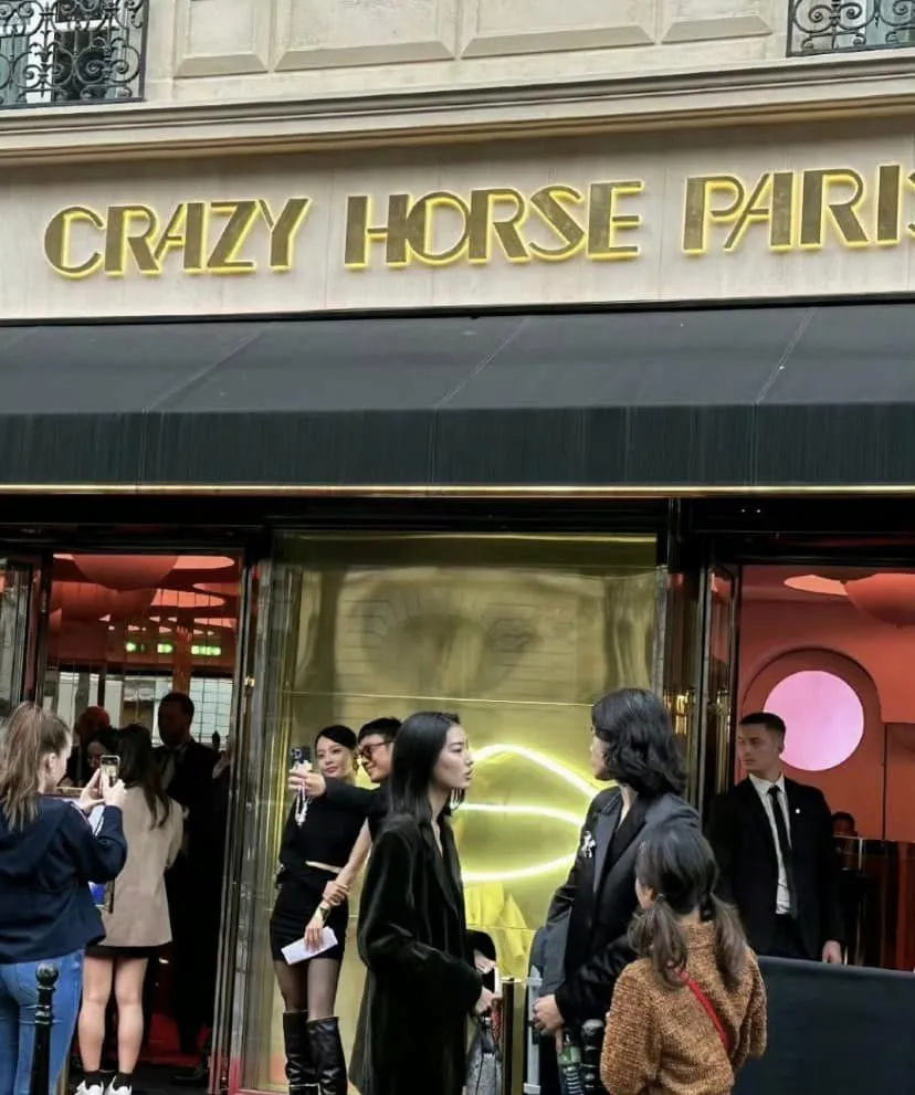 truong-gia-nghe-va-angela-baby-bi-cnet-tay-chay-khi-di-xem-show-cua-lisa-blackpink-o-crazy-house-1