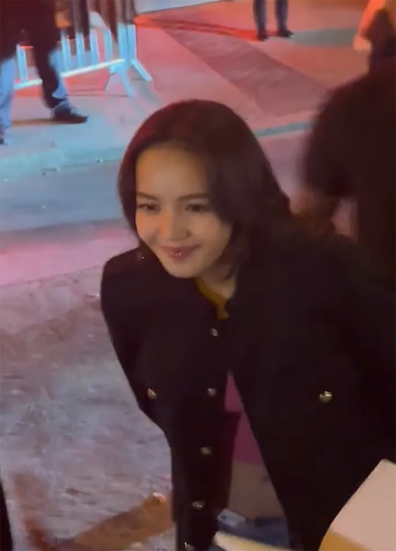 lisa-lo-ve-mat-moi-met-sau-dem-dien-cuoi-o-quan-ruou-thoat-y-dang-chu-y-la-thai-do-cua-me-ruot-1