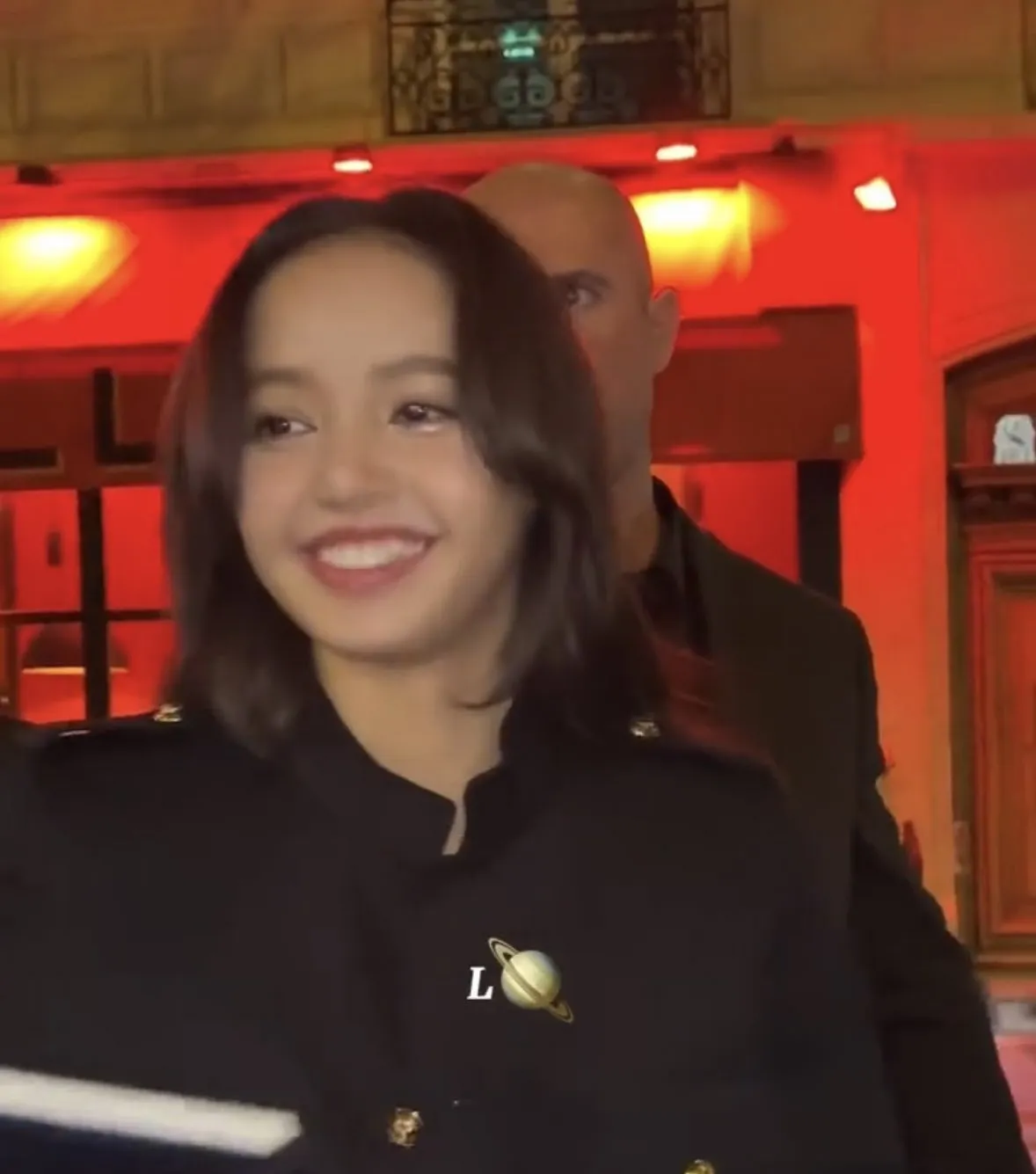 lisa-lo-ve-mat-moi-met-sau-dem-dien-cuoi-o-quan-ruou-thoat-y-dang-chu-y-la-thai-do-cua-me-ruot-2