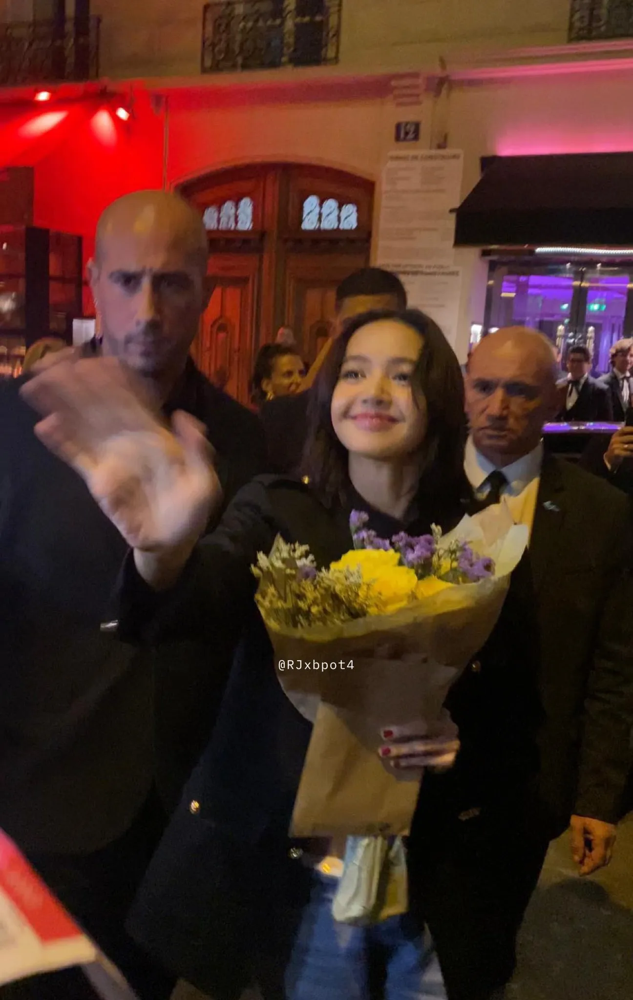 lisa-lo-ve-mat-moi-met-sau-dem-dien-cuoi-o-quan-ruou-thoat-y-dang-chu-y-la-thai-do-cua-me-ruot-3