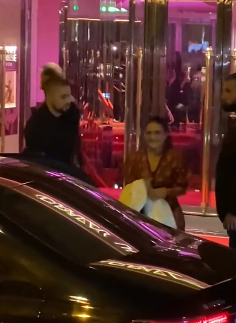 lisa-lo-ve-mat-moi-met-sau-dem-dien-cuoi-o-quan-ruou-thoat-y-dang-chu-y-la-thai-do-cua-me-ruot-4