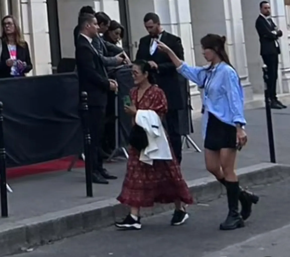 lisa-lo-ve-mat-moi-met-sau-dem-dien-cuoi-o-quan-ruou-thoat-y-dang-chu-y-la-thai-do-cua-me-ruot-5