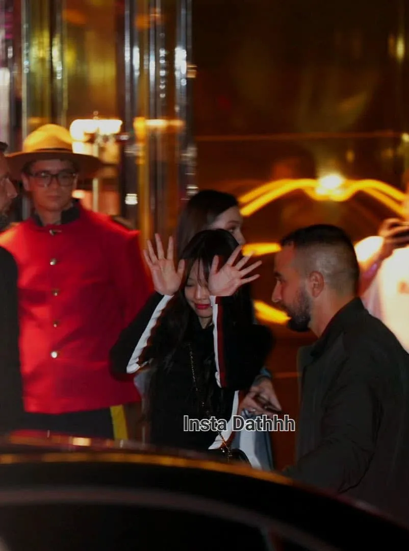 lisa-lo-ve-mat-moi-met-sau-dem-dien-cuoi-o-quan-ruou-thoat-y-dang-chu-y-la-thai-do-cua-me-ruot-7