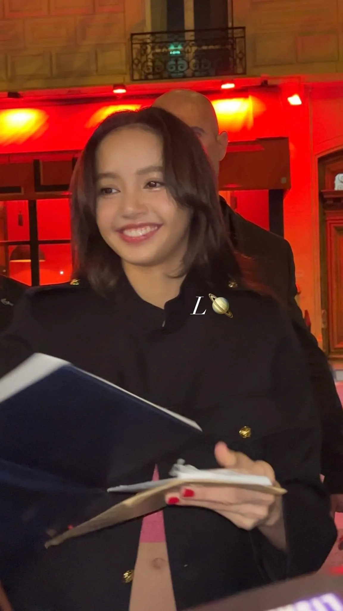 con-gai-nuoi-chau-tinh-tri-bi-fan-lisa-blackpink-tan-cong-vi-nhac-den-chuyen-dien-o-crazy-horse-13