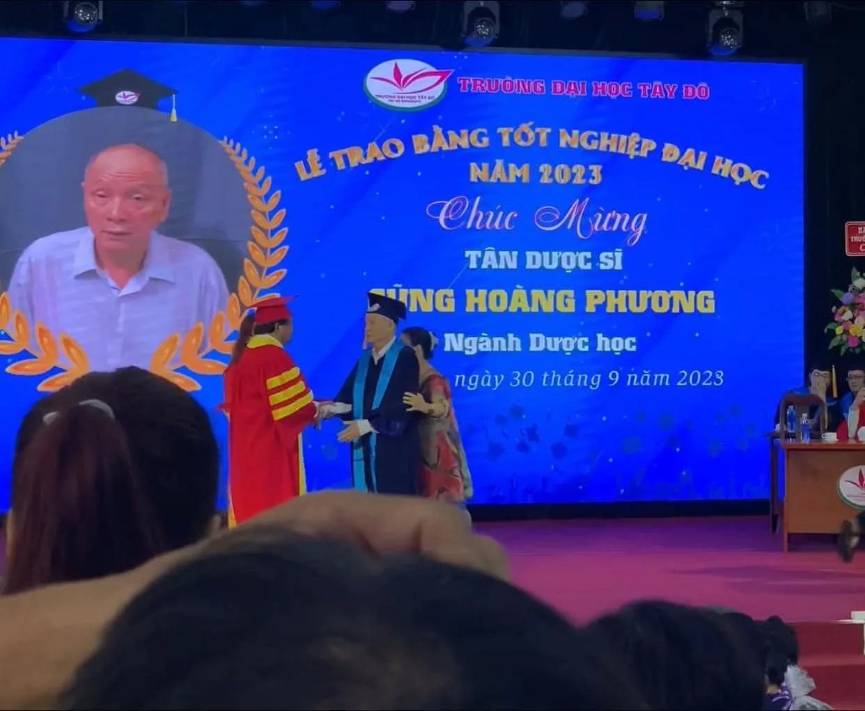 cu-ong-chan-di-khong-vung-duoc-diu-len-nhan-bang-dai-hoc-nganh-duoc-co-ho-la-nhat-viet-nam-2