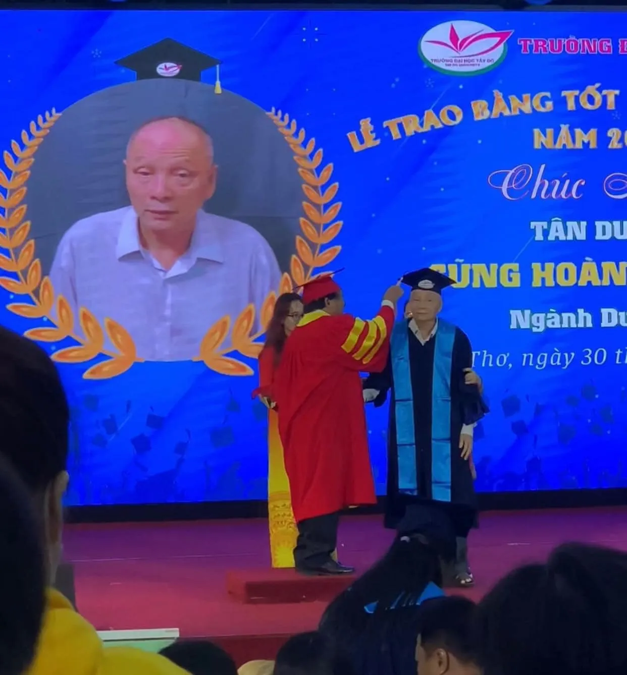 cu-ong-chan-di-khong-vung-duoc-diu-len-nhan-bang-dai-hoc-nganh-duoc-co-ho-la-nhat-viet-nam-3