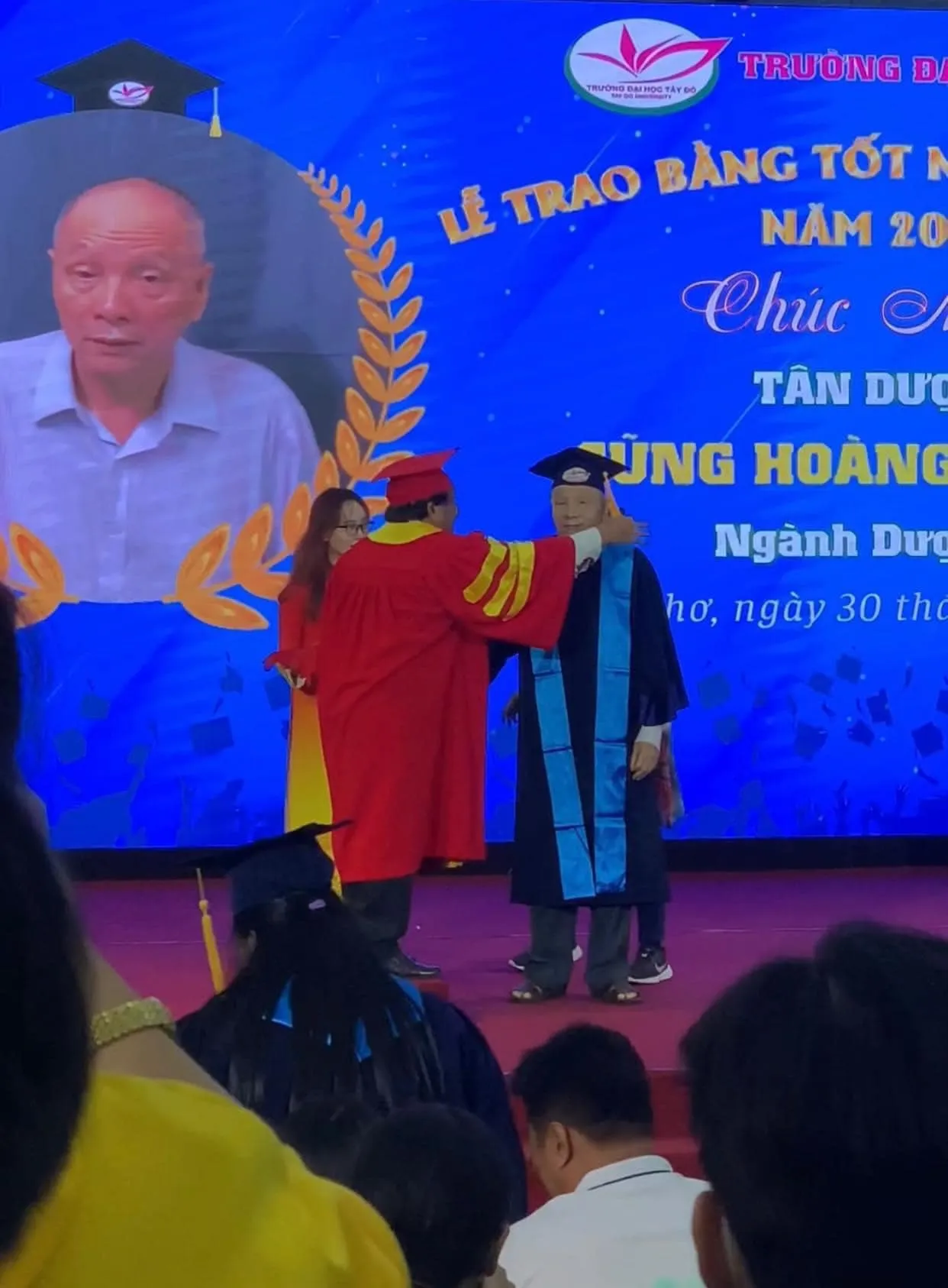 cu-ong-chan-di-khong-vung-duoc-diu-len-nhan-bang-dai-hoc-nganh-duoc-co-ho-la-nhat-viet-nam-4