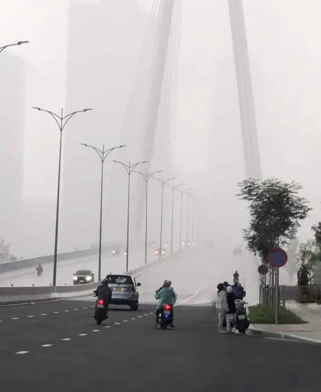 xon-xao-khoanh-khac-ria-mua-o-cau-ba-son-mot-ben-mit-mu-ben-kia-kho-rao-co-phai-hiem-gap-2