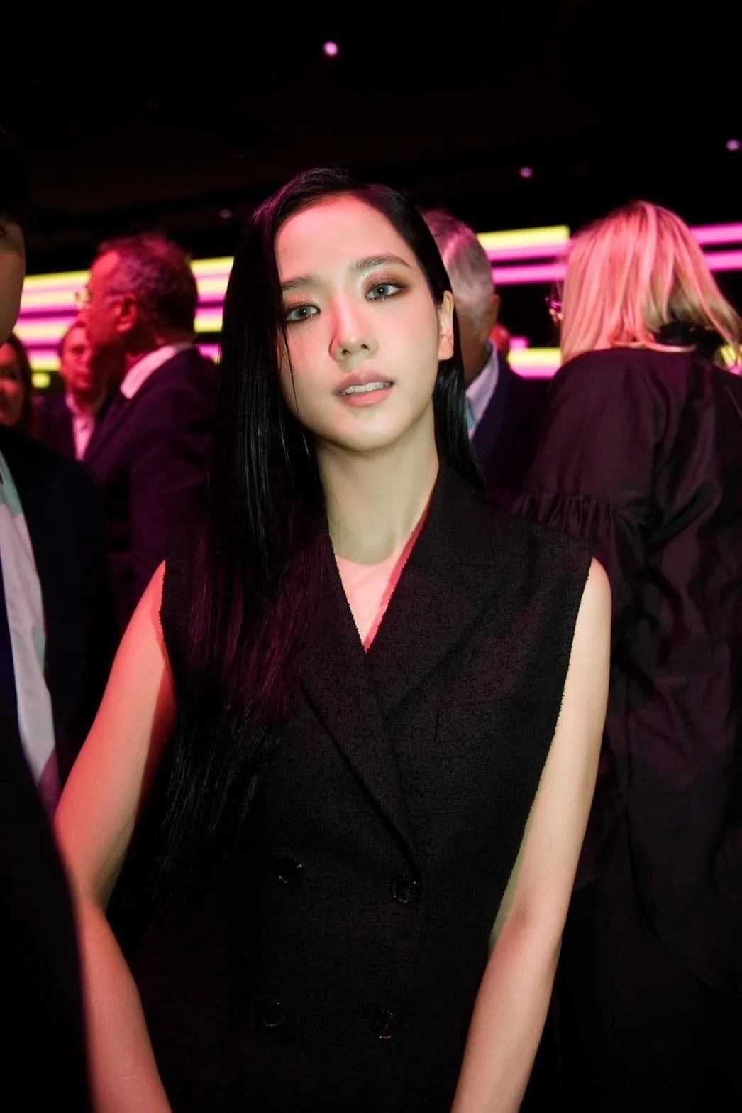 dich-le-nhiet-ba-lo-chuyen-da-ket-hon-thong-qua-tam-thu-moi-nghiet-nga-co-lien-quan-den-jisoo-blackpink-10
