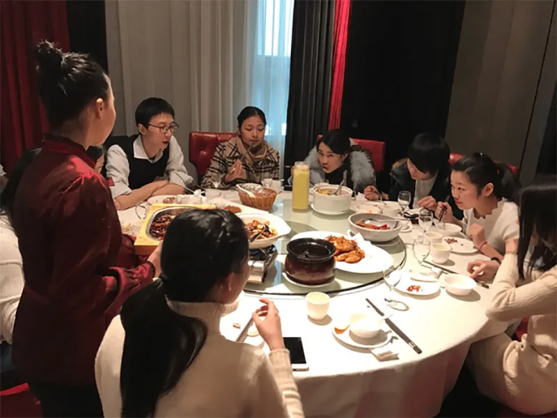 sau-30-nam-28-ban-cu-hop-lop-gap-xong-ve-quyet-xoa-het-so-dien-thoai-vi-1-su-that-phoi-bay-1