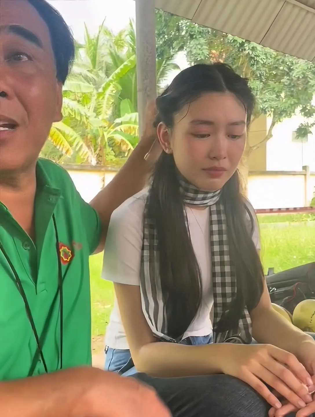 lo-lem-bat-khoc-nuc-no-muon-dung-tien-tiet-kiem-de-giup-do-nguoi-kho-khan-3