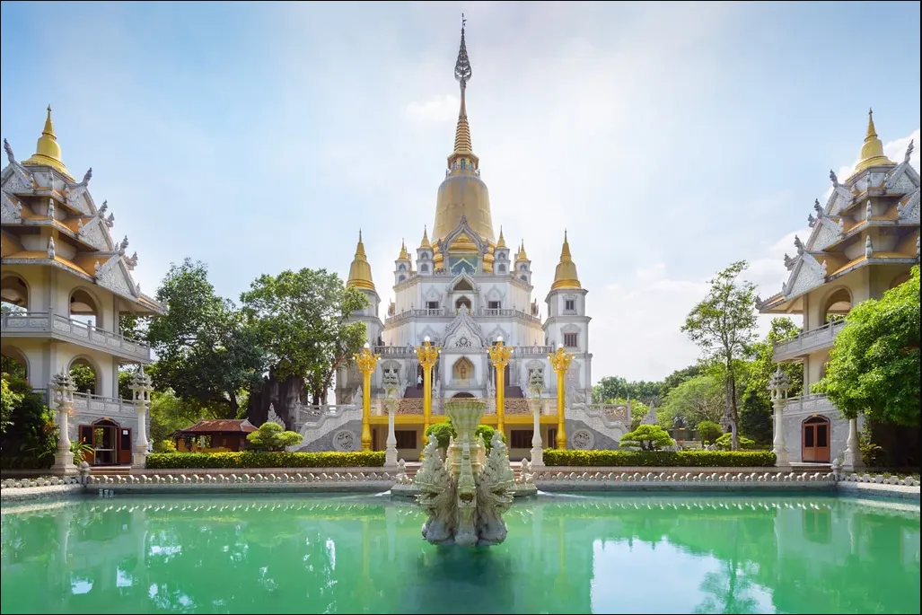 mot-ngoi-chua-o-tphcm-tung-lot-top-dep-nhat-the-gioi-ai-den-roi-cung-xuyt-xoa-vi-cu-ngo-di-nuoc-ngoai-1