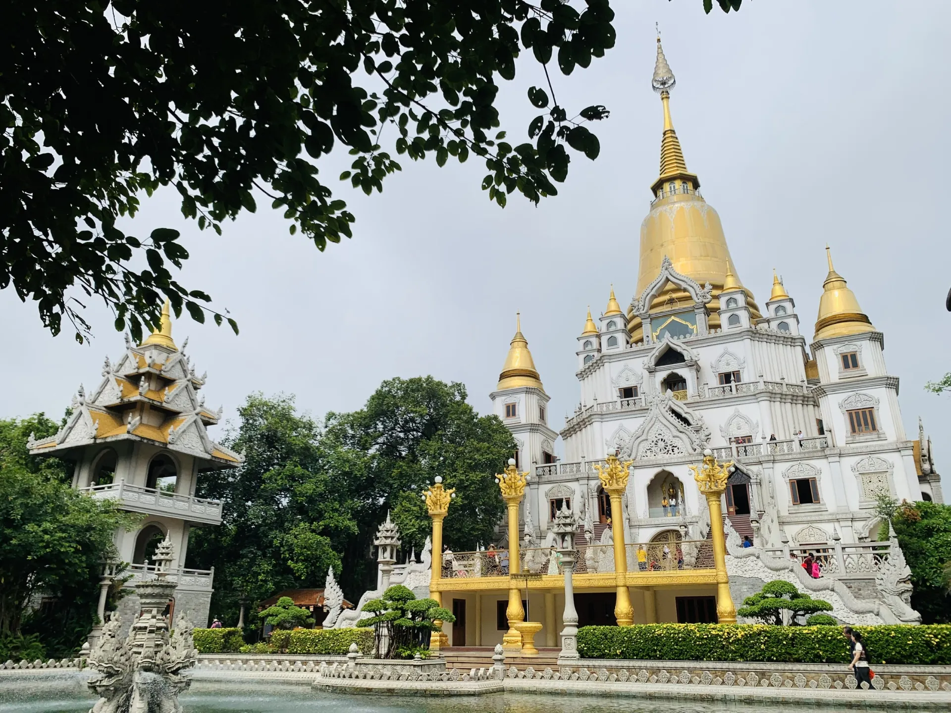 mot-ngoi-chua-o-tphcm-tung-lot-top-dep-nhat-the-gioi-ai-den-roi-cung-xuyt-xoa-vi-cu-ngo-di-nuoc-ngoai-4