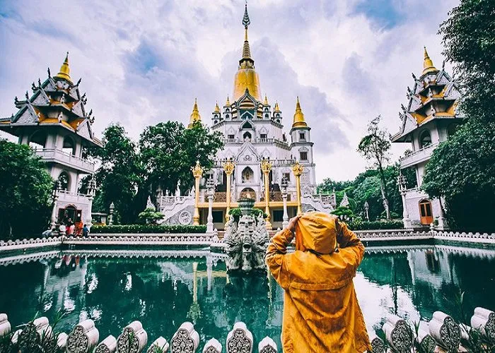 mot-ngoi-chua-o-tphcm-tung-lot-top-dep-nhat-the-gioi-ai-den-roi-cung-xuyt-xoa-vi-cu-ngo-di-nuoc-ngoai-5