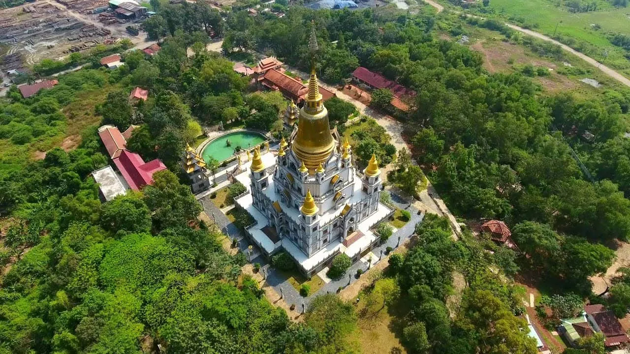 mot-ngoi-chua-o-tphcm-tung-lot-top-dep-nhat-the-gioi-ai-den-roi-cung-xuyt-xoa-vi-cu-ngo-di-nuoc-ngoai-6