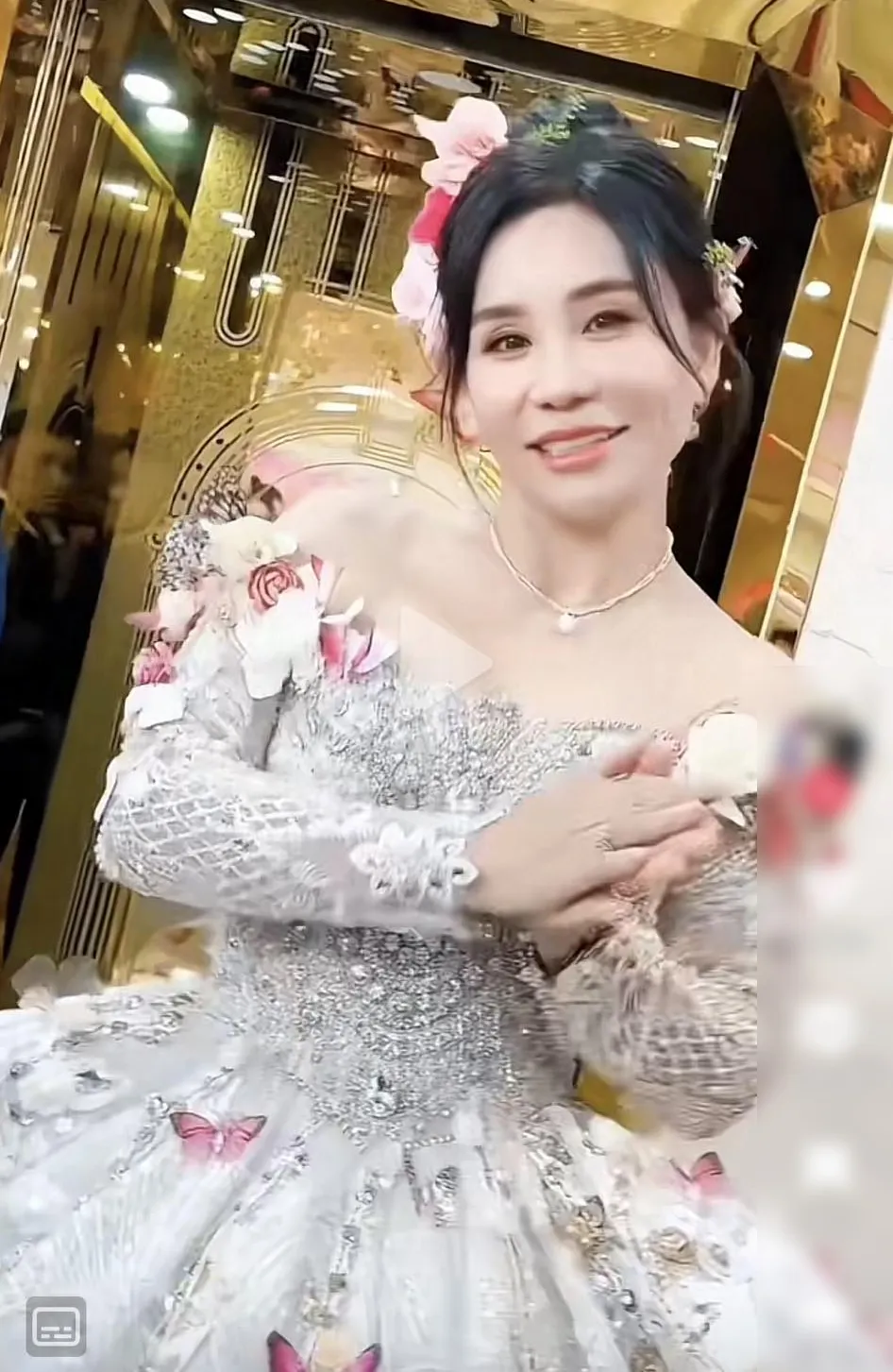 danh-tinh-sep-em-mailisa-cuc-hot-mxh-tu-tho-cat-toc-di-xin-gao-phat-len-tang-chong-dan-sieu-xe-200-ty-10