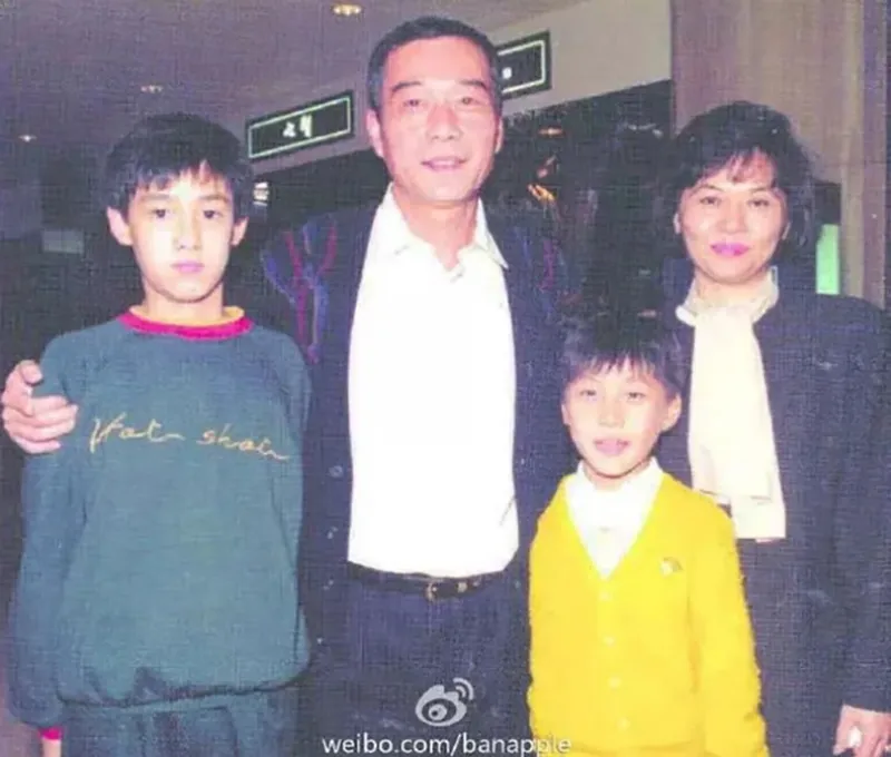 nam-tai-tu-con-cua-ong-trum-xa-hoi-den-tu-bo-gia-san-7000-ty-de-di-dong-phim-u50-van-dep-xuat-sac-10