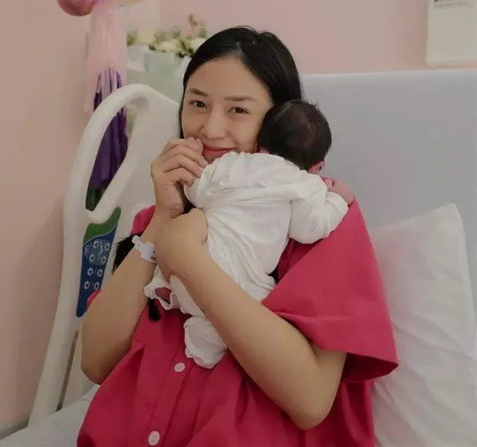 moi-1-tuoi-salim-va-chong-thieu-gia-cho-con-gai-hoc-thu-o-truong-quoc-te-hoc-phi-khien-ai-cung-choang-2