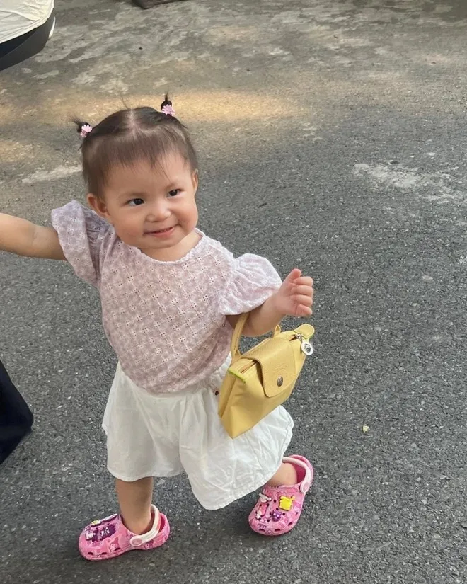 moi-1-tuoi-salim-va-chong-thieu-gia-cho-con-gai-hoc-thu-o-truong-quoc-te-hoc-phi-khien-ai-cung-choang-6