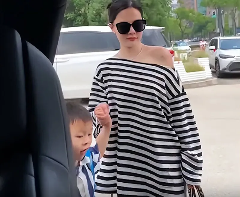 nguoi-me-mac-dep-nhu-sieu-sao-den-truong-don-con-tan-hoc-co-giao-nhin-thay-keu-lan-sau-me-dung-den-don-nua-2