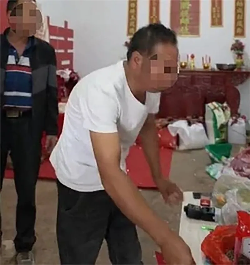 xon-xao-clip-chu-re-om-mat-khoc-nhu-con-nit-khi-bo-vo-tra-lai-330-trieu-tien-sinh-le-thuc-hu-the-nao-1