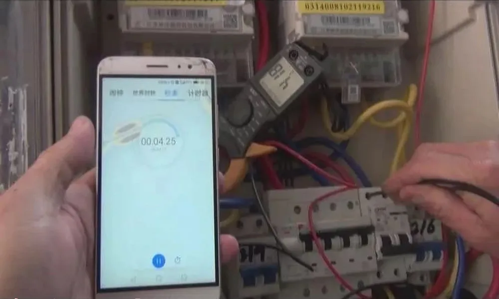 chu-nha-di-vang-ca-thang-nhung-hoa-don-tien-dien-van-cao-chot-vot-kiem-tra-moi-phat-hien-bi-mat-suot-10-nam-1