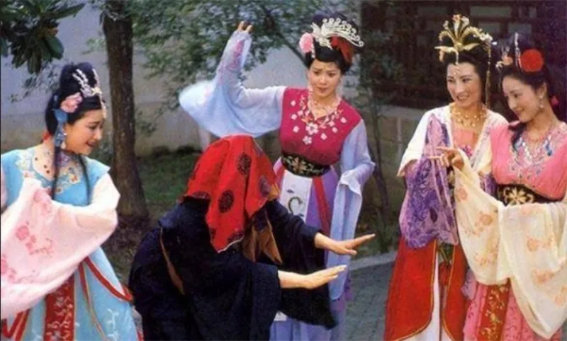 hoa-ra-ton-ngo-khong-con-1-nguoi-chi-gai-xuat-hien-2-lan-trong-tay-du-ky-nhung-khong-ai-nhan-ra-6