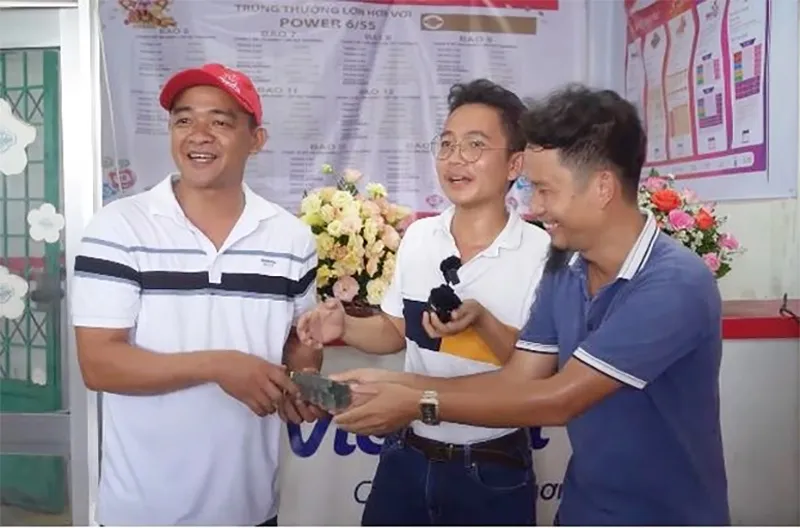 chang-trai-binh-phuoc-trung-so-5-ty-lap-tuc-rut-13-ty-tang-ban-be-tinh-cach-ngay-thuong-the-nao-4