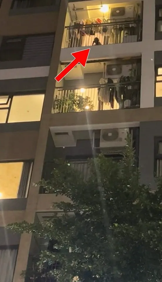 nua-dem-nguoi-dan-nghe-tieng-keu-cuu-em-voi-chay-len-thay-co-gai-ngoi-tren-ban-cong-nhung-su-that-khong-ai-ngo-1