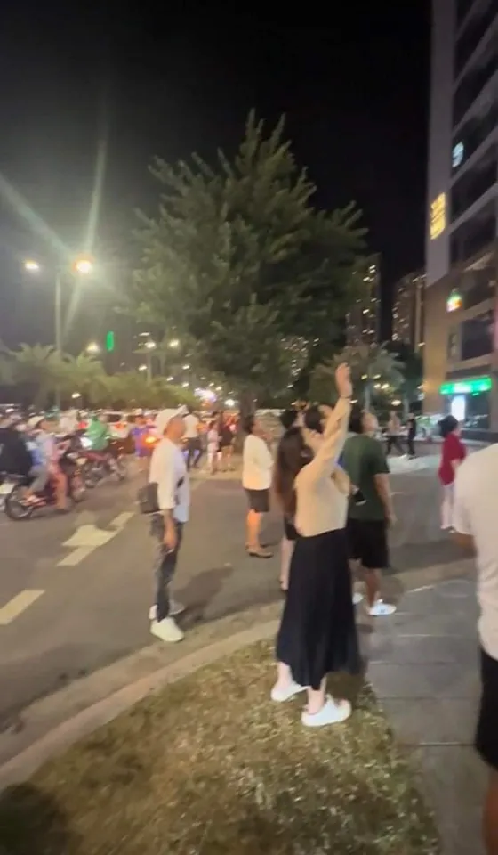 nua-dem-nguoi-dan-nghe-tieng-keu-cuu-em-voi-chay-len-thay-co-gai-ngoi-tren-ban-cong-nhung-su-that-khong-ai-ngo-2