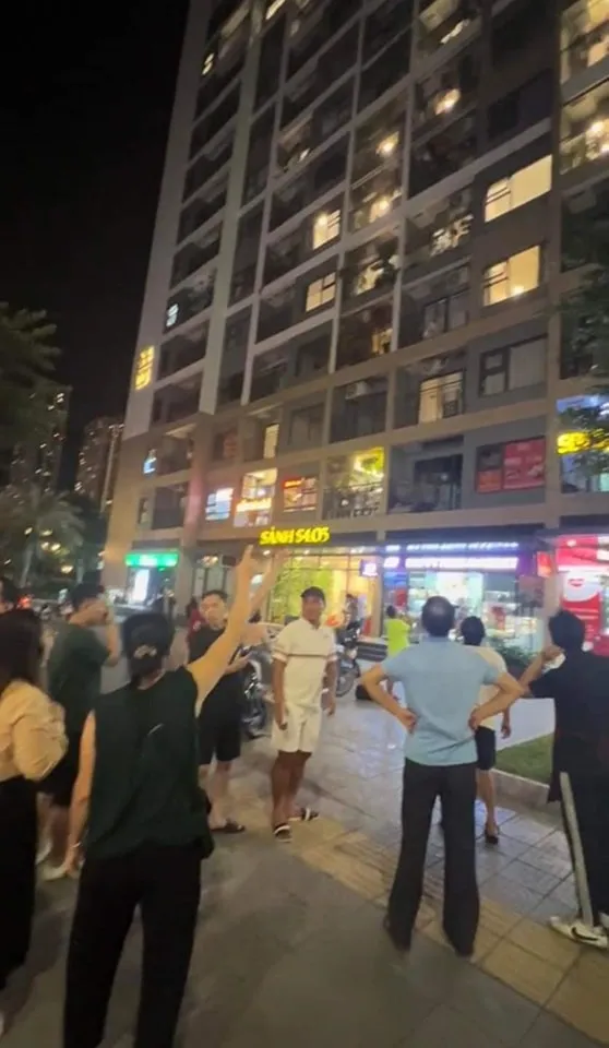 nua-dem-nguoi-dan-nghe-tieng-keu-cuu-em-voi-chay-len-thay-co-gai-ngoi-tren-ban-cong-nhung-su-that-khong-ai-ngo-4