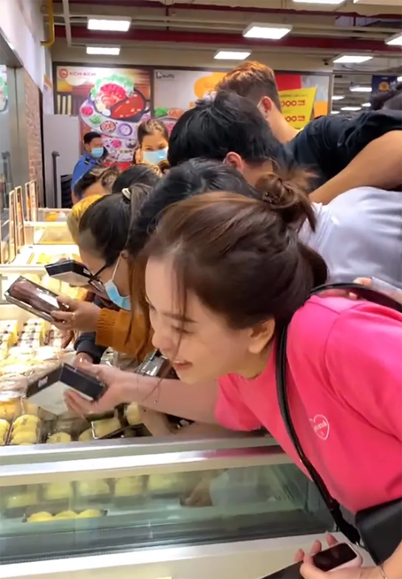 banh-custard-la-gi-khien-hang-tram-nguoi-tranh-gianh-hon-loan-o-sieu-thi-1