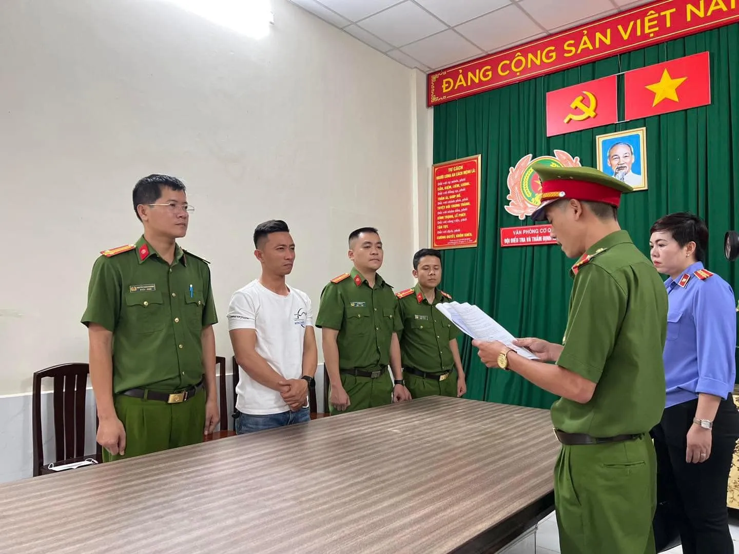 danh-tinh-tran-xuan-dong-thay-day-lai-moto-cua-ngoc-trinh-la-ai-2