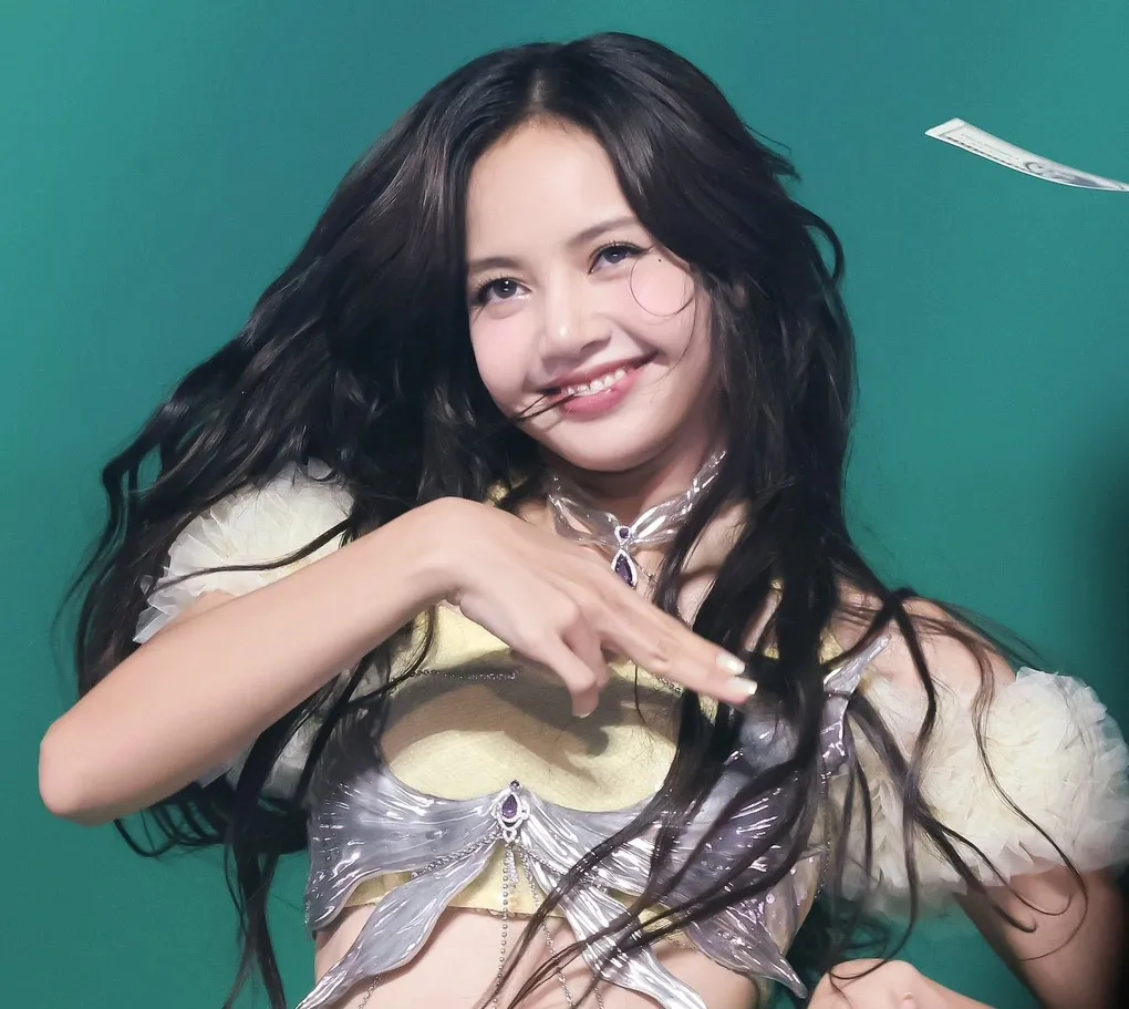 trong-luc-ro-tin-roi-cong-ty-nhung-buc-anh-gan-day-cua-lisa-blackpink-duoc-quan-tam-6